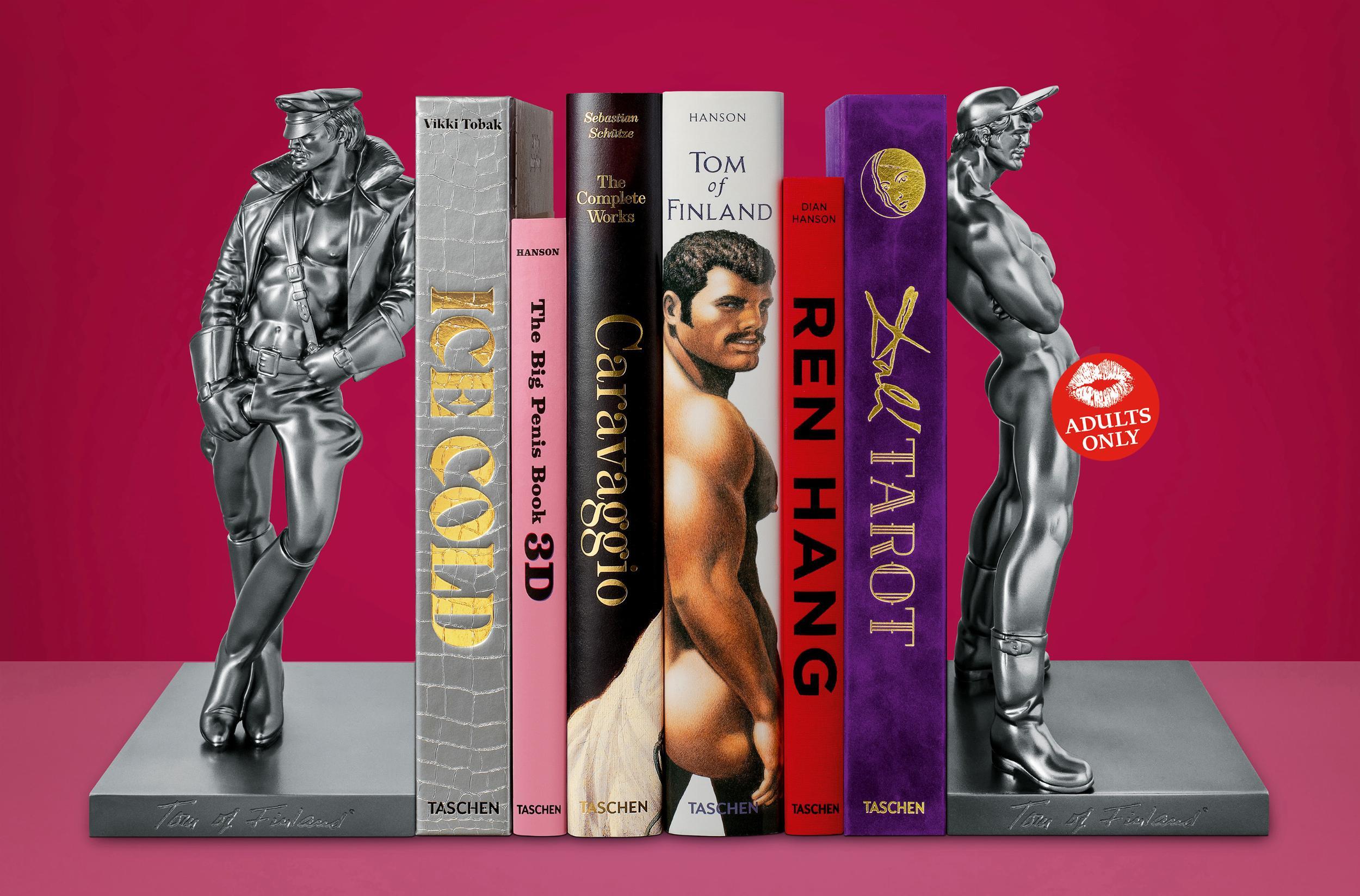 SUJETALIBROS TOM OF FINLAND BOOKEND PEKKA – Plastic Books